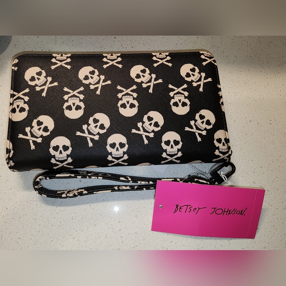 BETSEY JOHNSON SKULL WALLET
